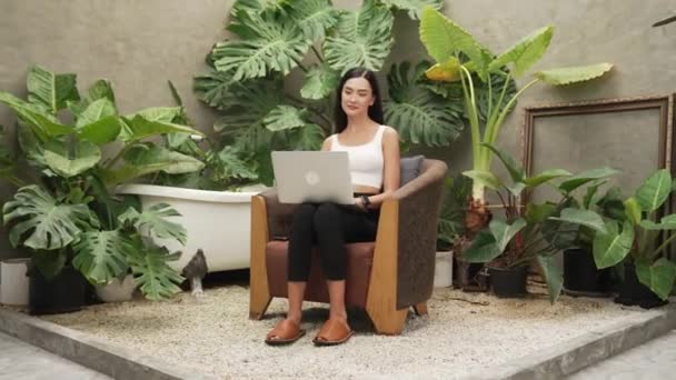 Сучасна Молода Жінка Розтягує Своє Тіло Після Віддаленої Роботи Або — стокове відео