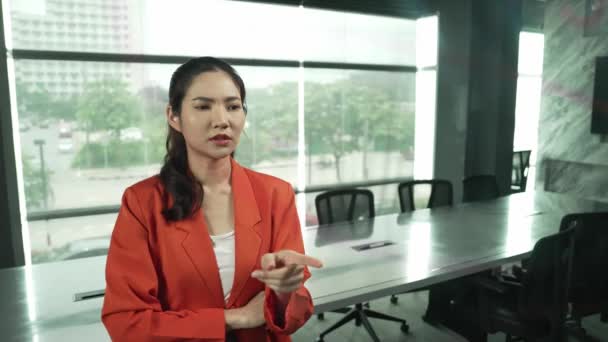 Profesyonel Genç Stresli Kadını Pazarlama Sorunlarını Çözmenin Yollarını Düşünürken Aynı — Stok video