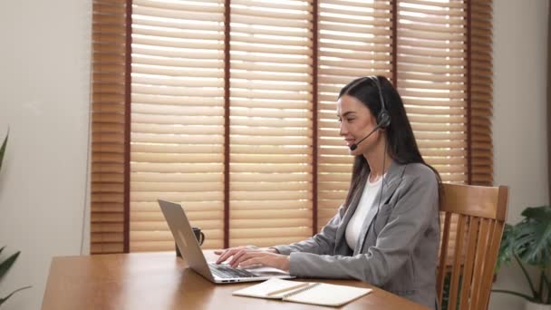 女呼叫中心操作员或客户服务服务台工作人员在工作空间工作 同时在耳机上交谈 为客户提供帮助 专业的现代商业服务 — 图库视频影像
