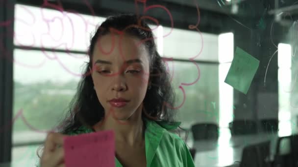 Ung Latinamerikansk Anställd Skriver Färgglada Klibbiga Anteckningar Smart Affärskvinna Dela — Stockvideo