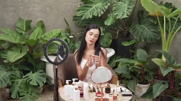 Krásný Tvůrce Obsahu Dělat Přírodní Krásy Kosmetické Tutoriál Zelené Rostliny — Stock video