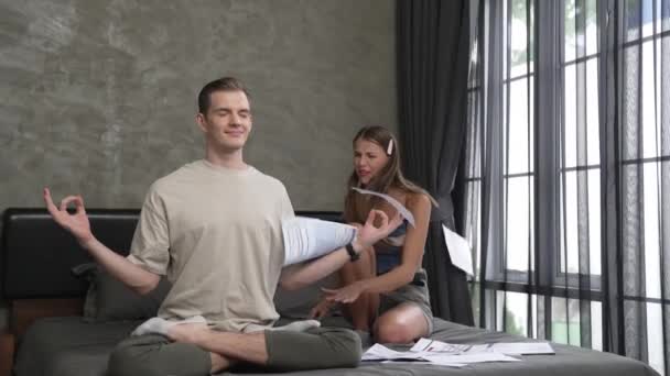 Jongeman Doet Mindfulness Rust Meditatie Negeren Probleem Terwijl Zijn Vrouw — Stockvideo