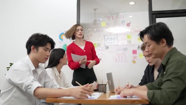 Junge Schöne Führungspersönlichkeiten Präsentieren Marketingstrategien Während Erfahrene Investoren Und Projektmanager — Stockvideo