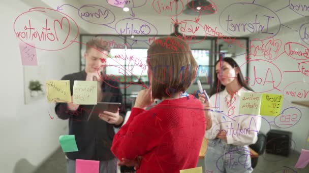 Δημιουργική Νεαρή Επιχειρηματική Ομάδα Brainstorming Για Σχέδιο Μάρκετινγκ Ενώ Όμορφη — Αρχείο Βίντεο