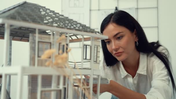 Närbild Vackra Unga Arkitekt Ingenjör Fokusera Att Använda Penna Märkning — Stockvideo