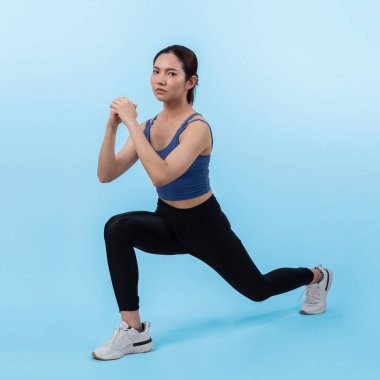 Egzersiz yapan enerjik bir kadın. Genç atletik Asyalı kadın gücü ve dayanıklılık antrenmanı rutin antrenman olarak. Tüm vücut stüdyosu izole edilmiş arka planda çekilmiş..