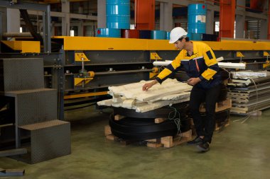 Mühendis, fabrika deposunda yeniden kullanım amaçlı sanayi ürünleri veya malzemelerini inceler ve yönetir. Verimli üretim için ağır endüstriyel ürünlerin kalite kontrol denetimi. Örnek gösteriliyor