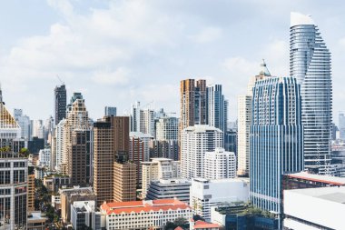 Bangkok şehir manzarasının yakın çekimi. Gündüz ışığı ve mavi gökyüzü ile çevrili modern şehir manzarası. Yan görüş. İş geçmişi. Gün ışığı. Süslü.