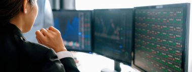 Hisse senedi tablosunu işaret ederken iş birliğinin yetenekli iş adamlarının hisse senedi yatırımlarıyla ilgili tartışmasının kırpılmış bir görüntüsü. Yükselme ve alçalma eğilimi. Borsa ticaret konsepti. - Yakın çekim. Filizlenen.