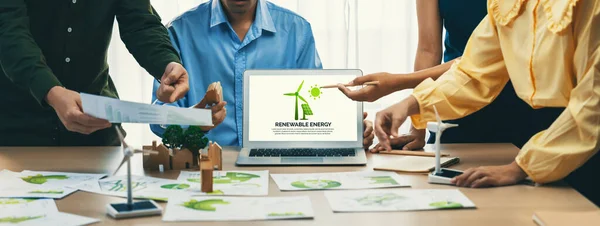 Duurzame Energie Logo Weergegeven Groene Zakelijke Laptop Terwijl Business Team — Stockfoto