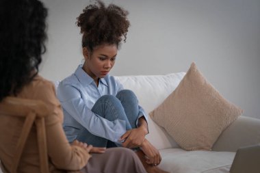Travma sonrası stres bozukluğu olan üzgün bir kadın psikoloğu, depresyon ya da kalp yetmezliğinden sonra üzüntülü bir ruh sağlığı terapisi görüyor. Hayal kırıklığına uğramış genç bir kadın klinikteki duygular hakkında bir psikologla konuşuyor.