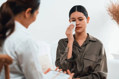 Ruh sağlığı için psikolog, depresyon ya da yaşam başarısızlığından sonra keder tedavisi gören üzgün bir kadın. Hayal kırıklığına uğramış genç bir kadın klinikteki duygular hakkında bir psikologla konuşuyor.