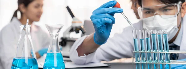 Grupa Dedykowanych Naukowców Przeprowadzić Eksperyment Chemiczny Laboratorium Medycznym Ostrożnie Wrzucić — Zdjęcie stockowe