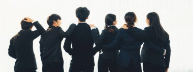 Ofis çalışanlarının panoramik afişi, arkadaşlık duruşu, başarılı takım çalışması ve iş istihdamı, İK işe alım konseptini simgeliyor. Kurnaz.