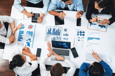 Üst düzey analist ekibi toplantı odasındaki mali verileri analiz etmek için BI Fintech 'i kullanıyor. İş anlayışı ve stratejik pazarlama planlaması için kağıt üzerinde analitik BI gösterge paneli. Tedbirli