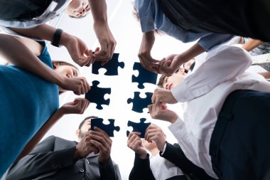 Çeşitli şirket çalışanlarının bakış açısının altında, yapboz parçalarını ortaklık ve takım çalışması konsepti olarak birleştirmek için ofiste işbirliği yapıyorlar. Yapboz 'u birleştirerek iş dünyasındaki birlik ve sinerji. Uyum