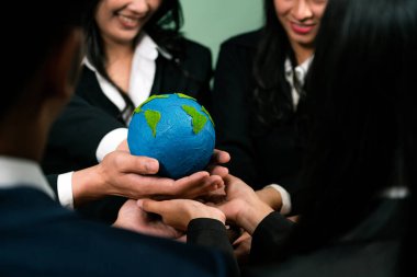 Üst düzey iş adamları, Dünya 'yı kurtarmak için CO2 salınımını azaltmak suretiyle çevresel koruma için ekolojik düzenlemeden yararlanmak amacıyla sinerjide bir arada tutuyorlar. Antika