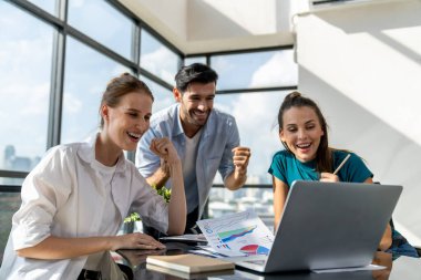 Bir grup mutlu iş adamı başarılı projelerini kutluyor. Profesyonel iş adamları modern ofisteki projeleriyle gurur duyuyorlar. Başarılı takım çalışması, mutlu iş arkadaşı, iş yeri. İzleme.