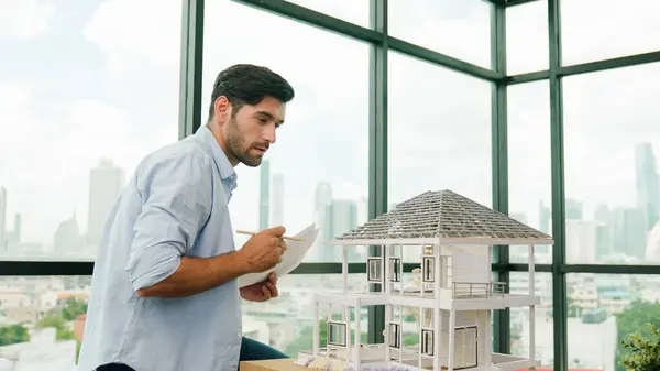 Profesjonalny Architekt Robi Notatki Modelu Domu Odciskami Biznesmen Decyduje Się — Zdjęcie stockowe