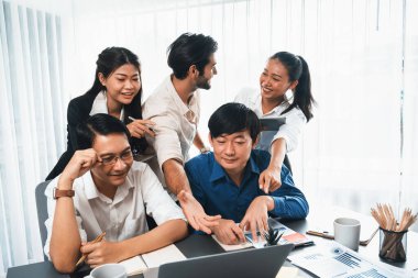 Bir grup farklı ofis çalışanı şirket ofis odasında stratejik iş pazarlama planlamasında birlikte çalışıyor. İş yeri konseptinde pozitif takım çalışması. Tedbirli