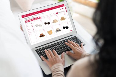 İnternet pazarından alışveriş yapan kadın modern yaşam tarzı için satış malzemeleri arıyor ve önemli siber güvenlik yazılımları tarafından korunan cüzdandan çevrimiçi ödeme için kredi kartı kullanıyor