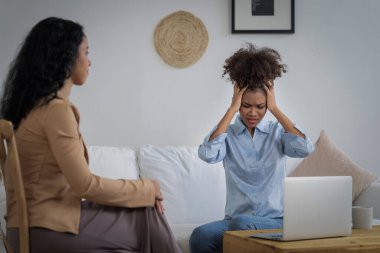 Travma sonrası stres bozukluğu olan üzgün bir kadın psikoloğu, depresyon ya da kalp yetmezliğinden sonra üzüntülü bir ruh sağlığı terapisi görüyor. Hayal kırıklığına uğramış genç bir kadın klinikteki duygular hakkında bir psikologla konuşuyor.