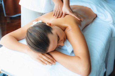 Kafkasyalı kadın müşteri stres önleyici spa masajının keyfini çıkarıyor ve lüks otel ya da oteldeki gündüz açık ortam güzellik salonunda güzellik teniyle eğleniyor. Sessiz.