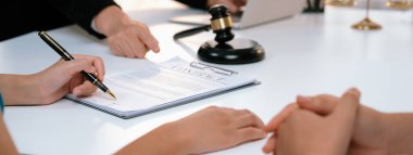 Çiftler boşanma davası açıyor ve ayrıldıktan sonra mülkleri bölüşmek için hukuk firmasından yardım istiyorlar. Anlaşma görüşmesinde avukatın yükümlülükler sözleşmesi yardımı. Panorama Katı