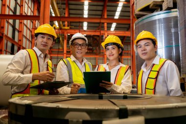 Mühendis ve ustabaşı ekipleri, güvenlik kontrolüyle en yüksek kalitede üretim elde etmek için metal rulo, brifing ve fabrikadaki metal üretim süreci hakkında tartışıyorlar. Örnek gösteriliyor