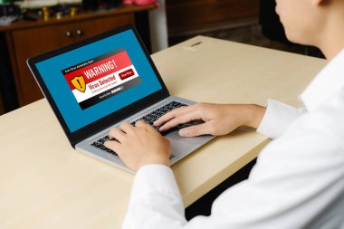 Bilgisayar ekranındaki virüs uyarısı mobil siber tehdit, hacker, bilgisayar virüsü ve kötü amaçlı yazılım tespit edildi