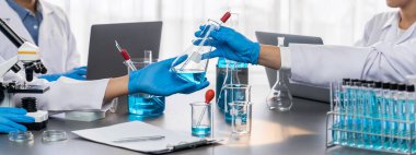 Kendini adamış bir grup bilim adamı kimyasal deneyler ve tıp laboratuarında aşı ilacı veya antibiyotiği geliştirmek için çığır açan bir araştırma yürütüyorlar. İlaç ve biyokimya laboratuvarı. Neoterik