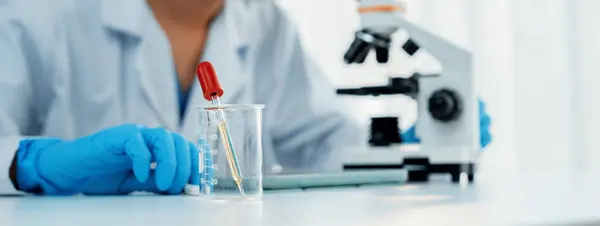 Laboratorní Vědec Vyvíjí Nový Lék Nebo Lék Pomocí Chemické Kapaliny — Stock fotografie