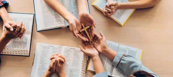 Zbliżenie Kobiet Modlitwa Dostarczyć Świętą Księgę Biblijną Święty Krzyż Grupy — Zdjęcie stockowe