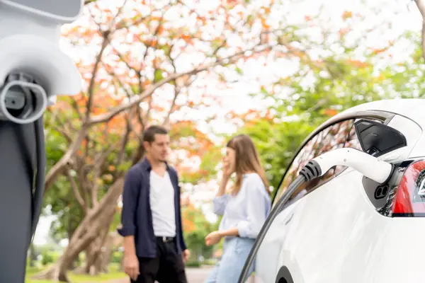 Schönes Junges Paar Lädt Batterie Für Elektroauto Während Herbstliche Roadtrip — Stockfoto