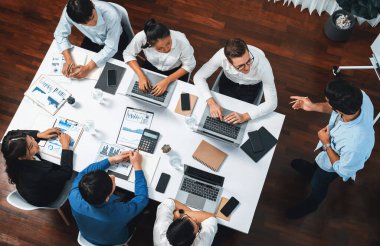 Üst düzey analist ekibi toplantı odasındaki mali verileri analiz etmek için BI Fintech 'i kullanıyor. İş anlayışı ve stratejik pazarlama planlaması için kağıt üzerinde analitik BI gösterge paneli. Tedbirli