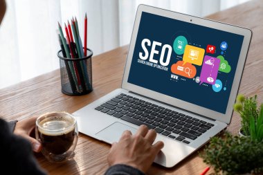 Model e-ticaret için SEO arama motoru optimizasyonu ve bilgisayar ekranında gösterilen çevrimiçi perakende işi