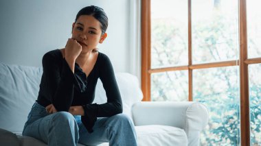 Depresyondaki zihinsel sağlık sorunu olan genç Asyalı kadın aşırı düşünme yorgunluğu, yıkıcı düşünce, asosyal, kaygı ve diğer akıl sağlığı bozukluklarından en yüksek tedaviye ihtiyaç duyuyor. .