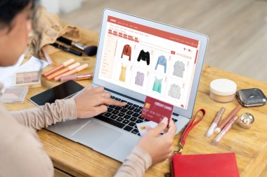 İnternet pazarından alışveriş yapan kadın modern yaşam tarzı için satış malzemeleri arıyor ve önemli siber güvenlik yazılımları tarafından korunan cüzdandan çevrimiçi ödeme için kredi kartı kullanıyor