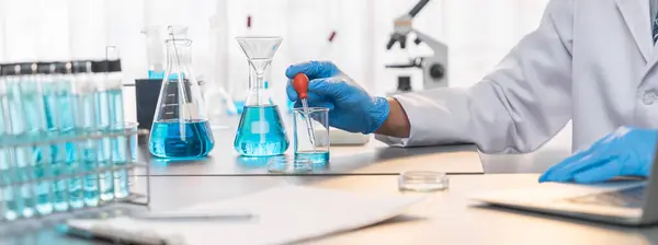 Los Científicos Llevan Cabo Experimento Químico Laboratorio Médico Lanzando Cuidadosamente — Foto de Stock