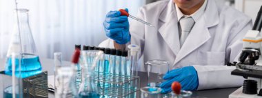 Bilim adamı, aşı ilacı veya antibiyotik için çığır açan gelişmeler olarak tıbbi laboratuvarda kimyasal deneyler ve araştırmalar yürütüyor. İlaç ve biyokimya laboratuvarı. Neoterik