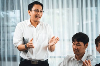 Analist ekibi toplantı odasındaki mali verileri analiz etmek için BI Fintech 'i kullanıyor. İş adamları, ticari öngörü ve stratejik pazarlama planlama için iş dünyası panelinin gücünü kağıt üzerinde analiz ediyor.