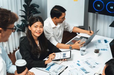 Analist ekibi toplantı odasındaki mali verileri analiz etmek için BI Fintech 'i kullanıyor. İş adamları, ticari öngörü ve stratejik pazarlama planlama için iş dünyası panelinin gücünü kağıt üzerinde analiz ediyor.