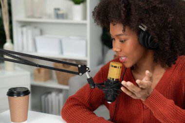 Güzel Afrikalı kadın sunucu kanalı çevrimiçi yayın yoluyla konuşuyor pazarlama öğretiyor, dinleyicileri canlı ya da çevrimiçi. İş yerindeki herhangi bir yer kavramı. Tatlandırıcı.