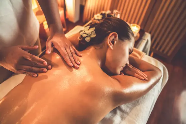 Cliente Mulher Caucasiana Desfrutando Relaxante Massagem Spa Stress Mimando Com — Fotografia de Stock