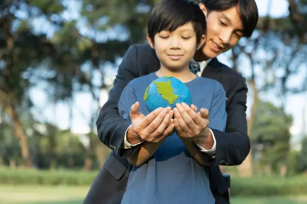 Menino Empresário Asiático Segurando Planeta Terra Juntos Como Conceito Dia — Fotografia de Stock