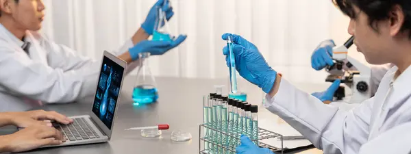 Tıbbi Laboratuvar Üzerindeki Kimyasal Deneyden Bilimsel Bir Atılım Yaptıktan Sonra — Stok fotoğraf