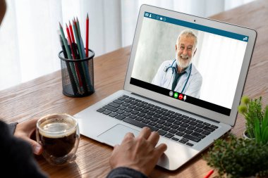 Hasta ile sanal görüşme için mod teletıp yazılım uygulaması tarafından çevrimiçi doktor görüntüsü çağrısı