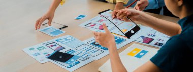 Mobil uygulama ya da web sitesi için kullanıcı arayüzü prototipi planlayan yeni başlayan şirket çalışanlarının panorama pankartı. UX UI tasarımcı beyin fırtınası kullanıcı dostu arayüz planı. Sinerjik