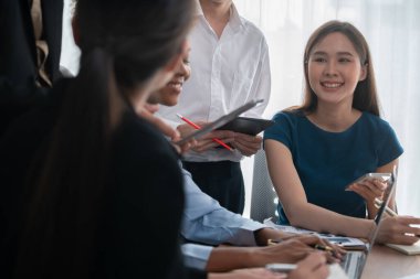 Mutlu iş adamları birlikte çalışır, şirket ofisinde tartışırlar. Profesyonel ve çeşitlilik takım çalışması iş planını bilgisayarda tartışır. Modern çok kültürlü ofis çalışanı. Uyum