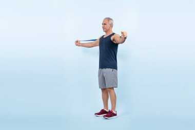 Vücut uzunluğu tam, atletik ve sportif, izole edilmiş arka planda fitness direnç bandı olan son sınıf öğrencisi. Emeklilikten sonra sağlıklı, aktif bir fiziğe ve vücut bakımına sahip. Etki